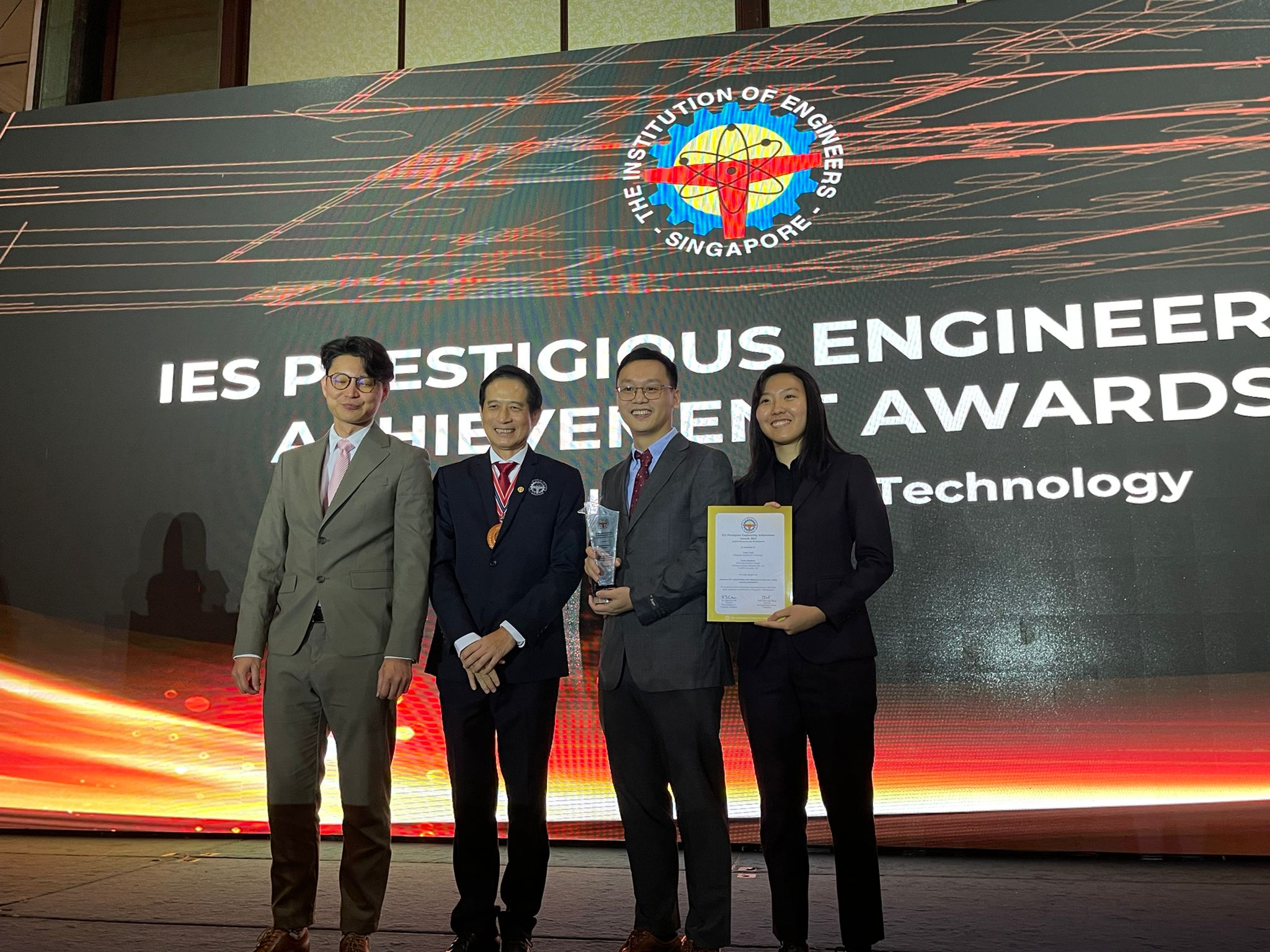 IES President presented the award o research team.jpg